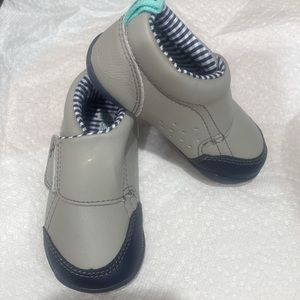 Carter’s Walker Shoes NWOT Light Gray /Dar Blue Velcro Closure   SIZE 5.5
